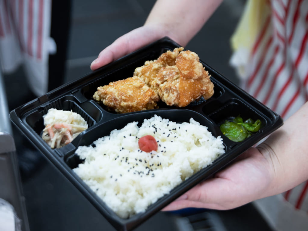 からげ金と銀緑橋店のからあげ弁当