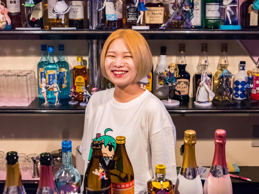 深江橋アニメバールミナスの店内