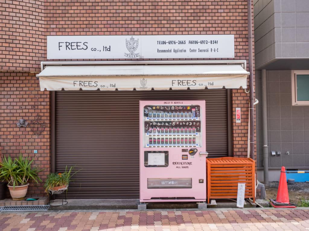 FREESのラインストーンの自動販売機