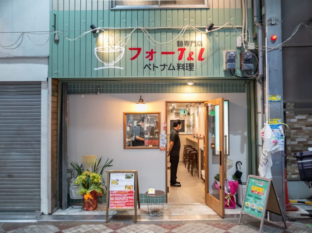 桃谷駅前商店街のベトナム麺料理店フォーT＆Lの外観