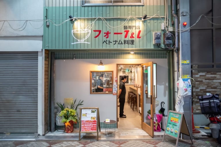 桃谷駅前商店街のベトナム麺料理店フォーT＆Lの外観