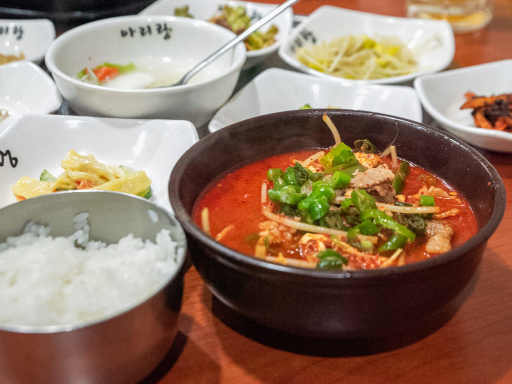 鶴橋商店街のアリラン食堂のユッケジャン