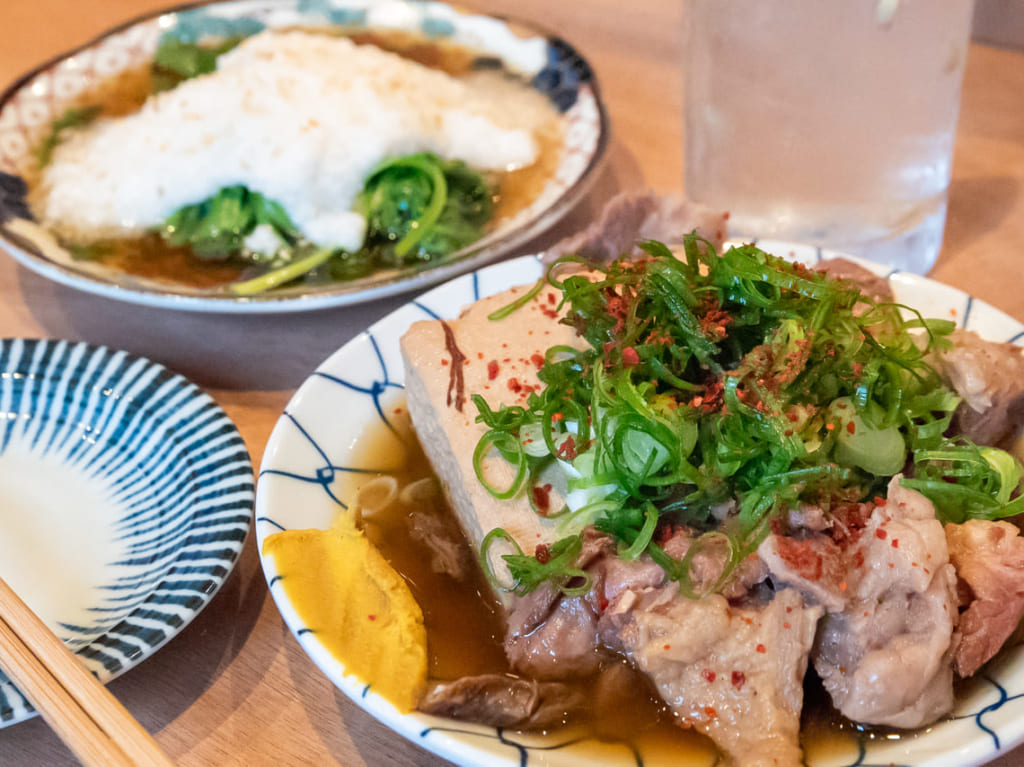 桃谷駅近くにオープンした煮込みほくほくのすじ肉煮込み