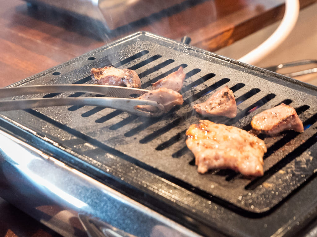 桃谷駅近くにオープンした国産ホルモンが食べ放題の「そこに肉はあるんか」