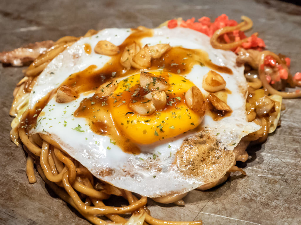 北巽駅近くのお好み焼・鉄板焼「エソラ」のにんにくソース焼きそば