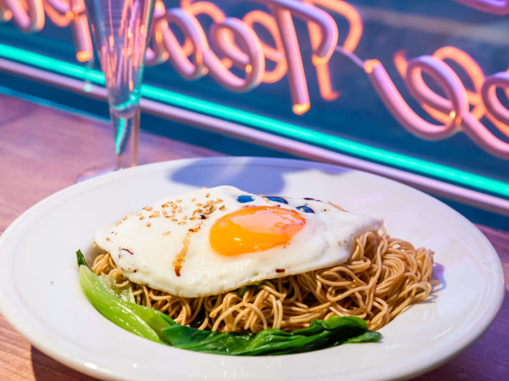 玉造駅近くにオープンした中華料理・カフェ店「ラッキーティーパーラー」のねぎ油まぜ麺