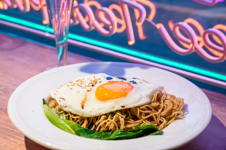 玉造駅近くにオープンした中華料理・カフェ店「ラッキーティーパーラー」のねぎ油まぜ麺