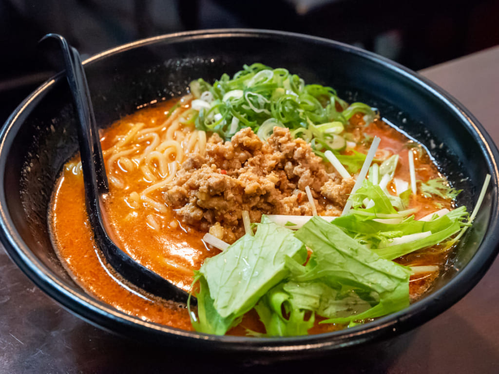 新深江駅近くの「中華食堂」の担々麺