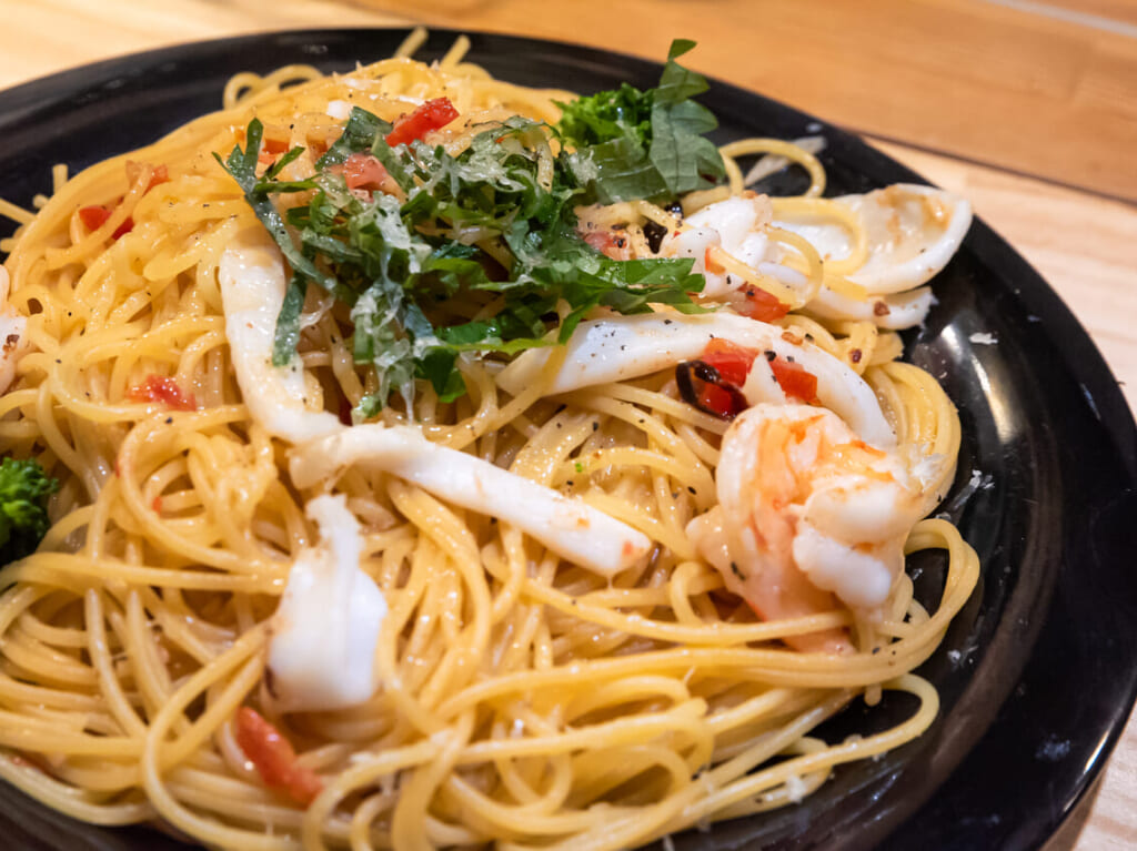 鶴橋商店街にある海鮮料理店河岡水産の海鮮パスタ
