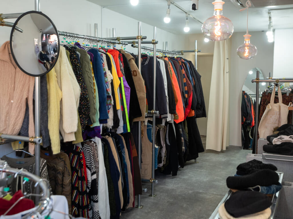 鶴橋駅近くにオープンした無人古着屋「meeting store」