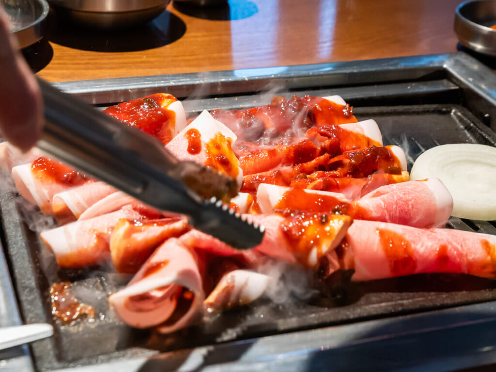 鶴橋の韓国伝統豚焼肉専門店セマウル食堂の熱炭プルコギ