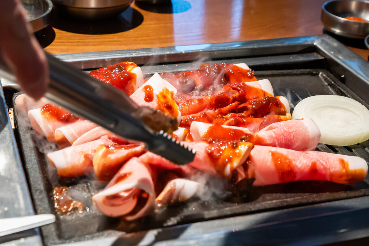 鶴橋の韓国伝統豚焼肉専門店セマウル食堂の熱炭プルコギ