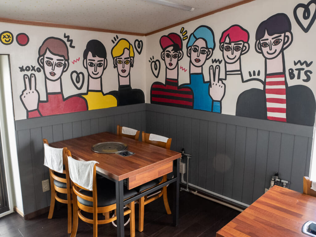 大阪コリアタウン近くにオープンした韓国料理店「街角」のBTSのイラスト