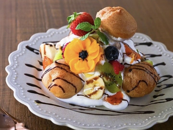 大阪コリアタウンにオープンしたanngel cafeのシュークリームパフェ