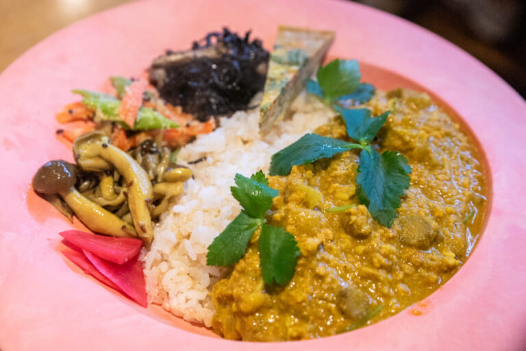 お好み焼き屋「あかいや」にオープンした間借りカレー「恵み野カレー」