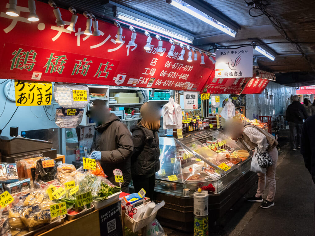 鶴橋の高架下にあるキムチ・チャンジャ店「鶴橋商店」