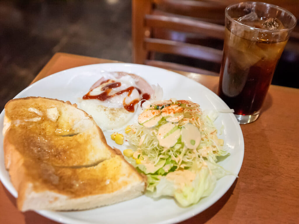 玉造駅近くにあるレトロ喫茶店「喫茶シャトウ」のモーニング