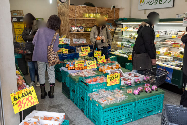 疎開道路沿いにある八百屋「ベジタセブン」