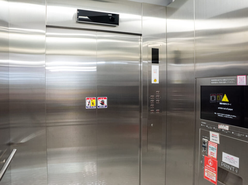 大阪コリアタウン近くにオープンした韓国式プリントシール専門店「Hallyustudio」のエレベーター