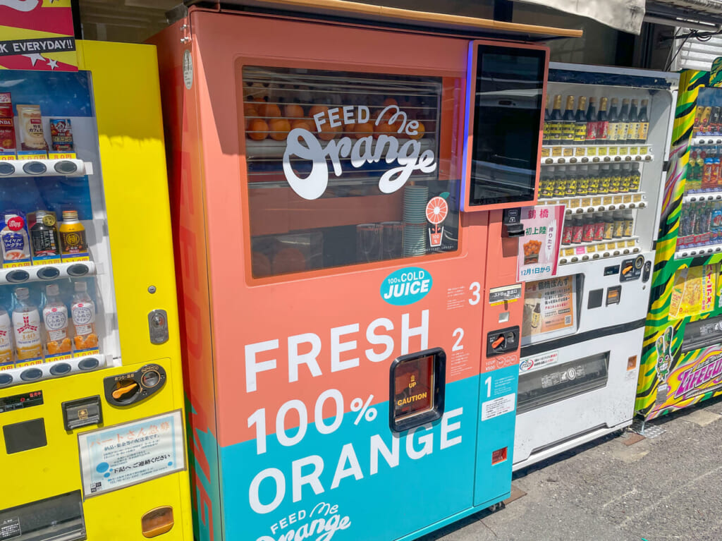 オレンジジュースの自動販売機「Feed ME Orange」