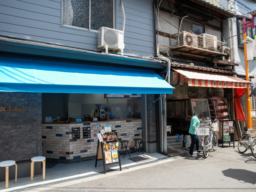 大阪コリアタウンの蒸し豚店「真本商店」のフライ店