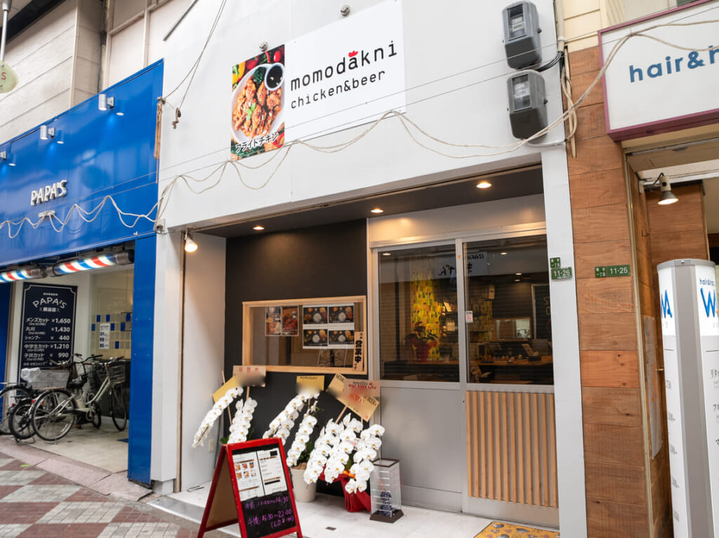 桃谷商店街にオープンしたフライドチキン専門店「momodakni chicken&beer」