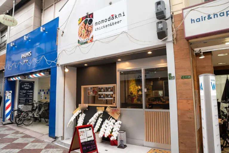 桃谷商店街にオープンしたフライドチキン専門店「momodakni chicken&beer」