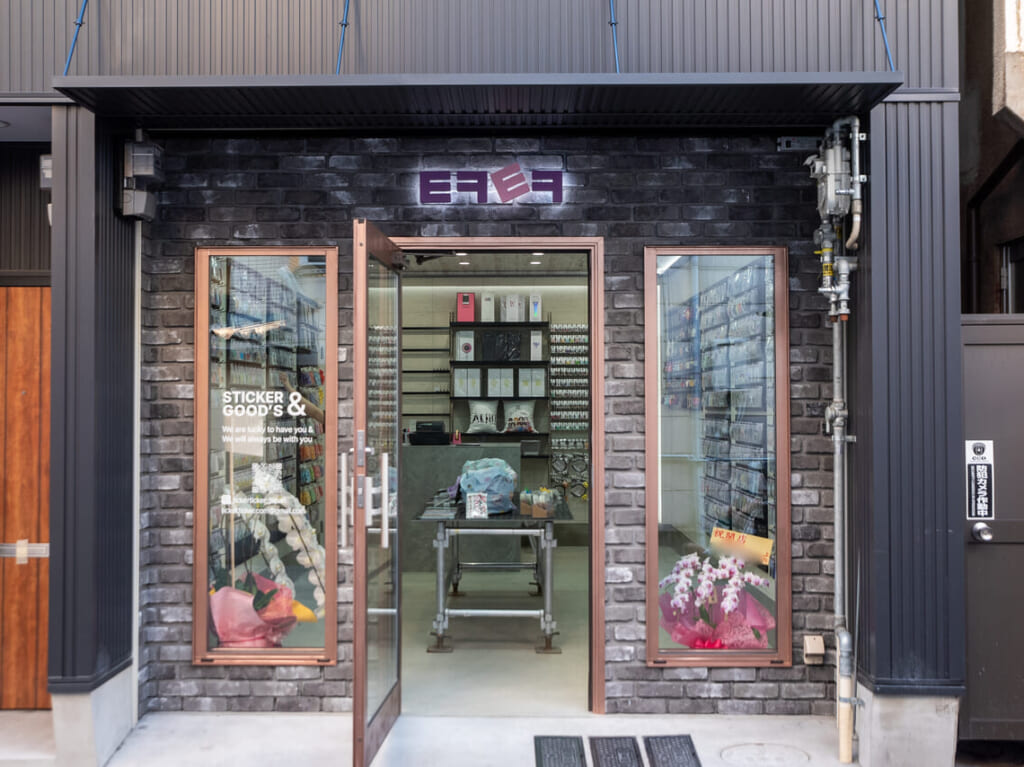 大阪コリアタウンのステッカー専門店「TICKER TICKER（ティカティカ）」