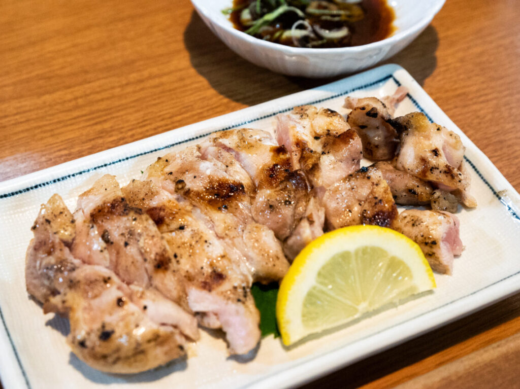 森ノ宮駅近くの焼鳥店「炭火焼鳥とり平」のメニューのもも肉のたたき