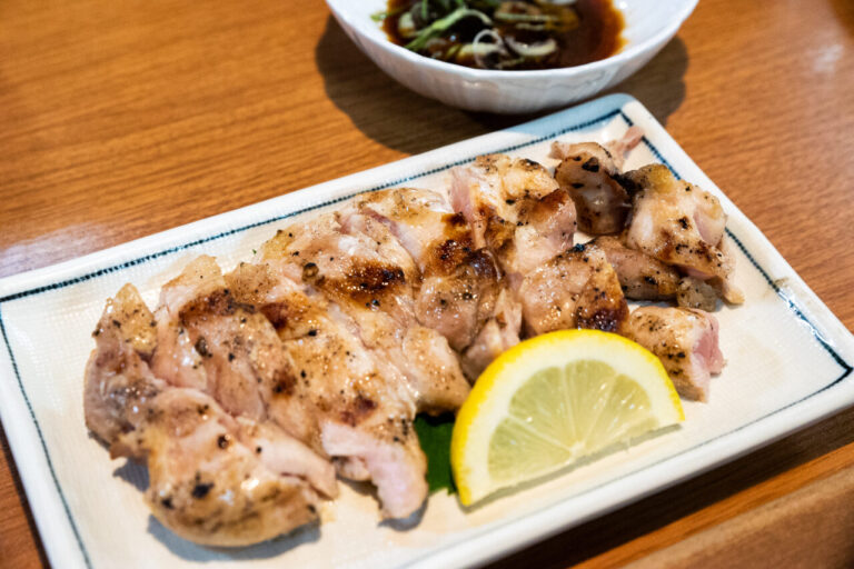 森ノ宮駅近くの焼鳥店「炭火焼鳥とり平」のメニューのもも肉のたたき