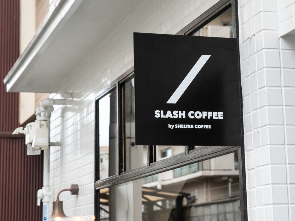 大阪コリアタウン近くのモノトーンカフェ「SLASH COFFEE」