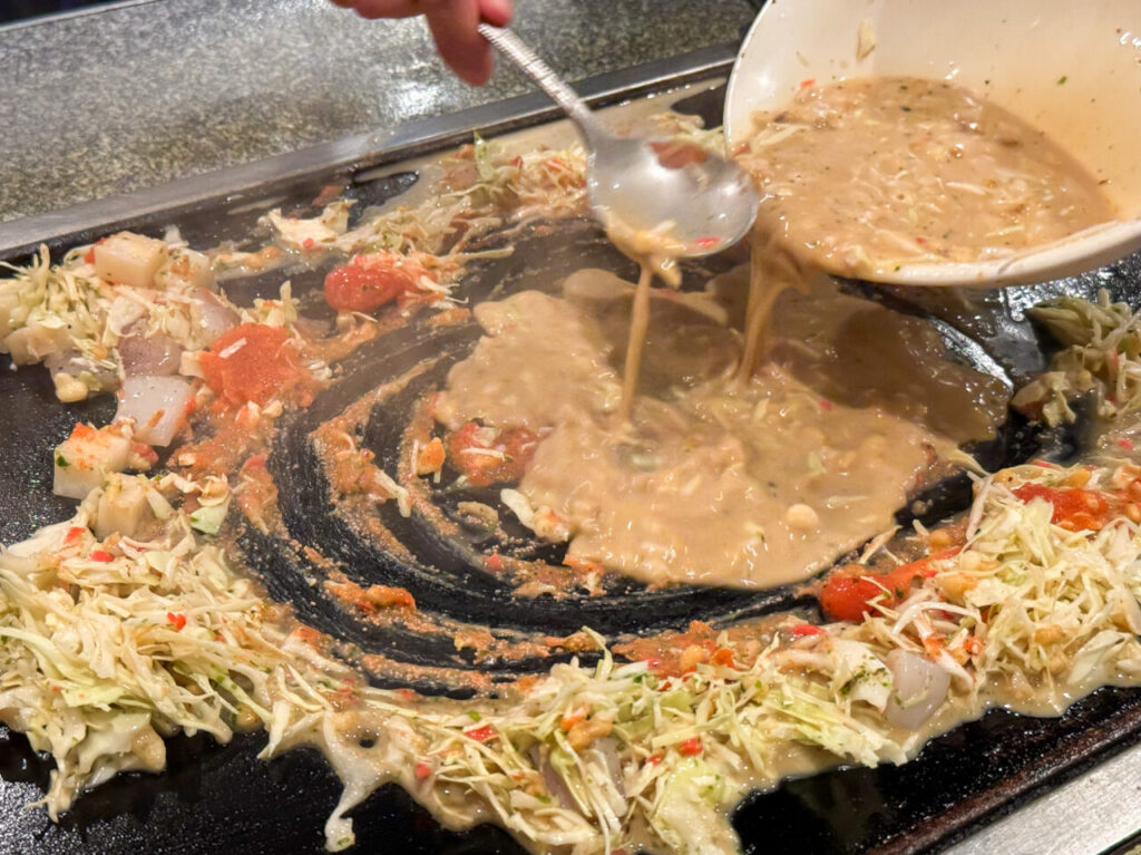 鶴橋駅近くのお好み焼き・もんじゃ焼き店「寿々」