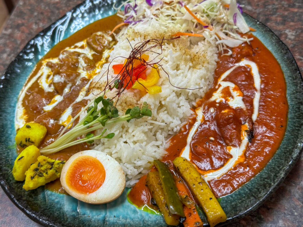 新深江駅のインド・ネパール料理店「LAMA」のあいがけカレー