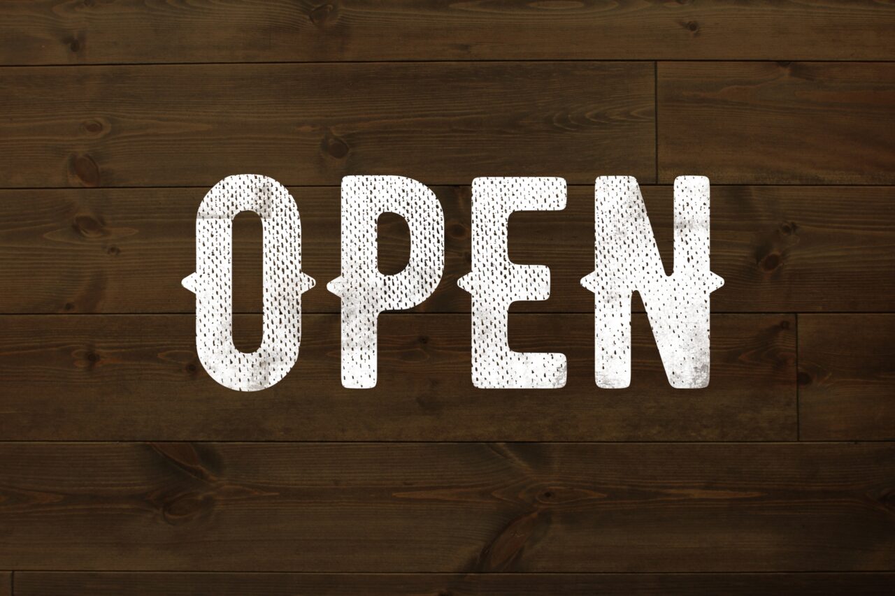OPENと書かれた木の板